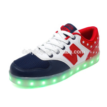 El nuevo diseño enciende para arriba los zapatos ocasionales del flash del LED para los cabritos